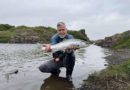 Sigurjón lunkinn að fá fyrsta laxinn