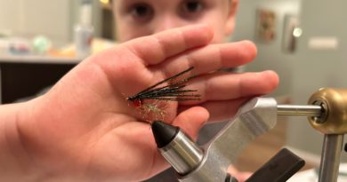 Duglegir að hnýta – hlakka til veiðisumarsins