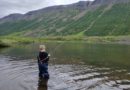 Ungi veiðimaðurinn efnilegur með fluguna Ungi veiðimaðurinn efnilegur með fluguna