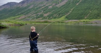 Ungi veiðimaðurinn efnilegur með fluguna Ungi veiðimaðurinn efnilegur með fluguna