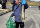 Ungur og efnilegur veiðimaður með fisk